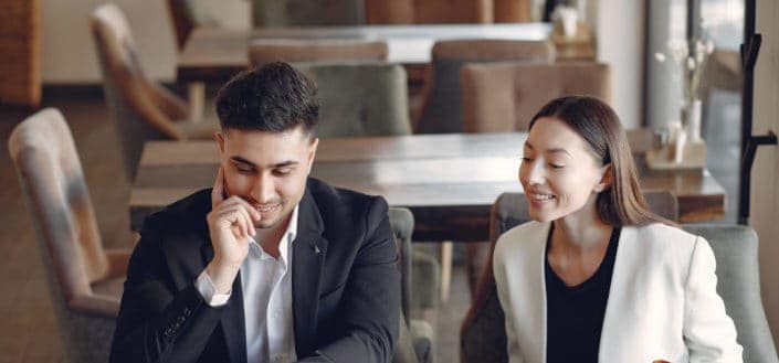 ¿Cómo Elegir Los Mejores piropos lindos? - Positive diverse businesspeople working in cafe