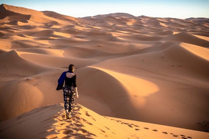 Mujer caminando sola en el desierto