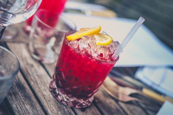 Bebida roja con mucho hielo