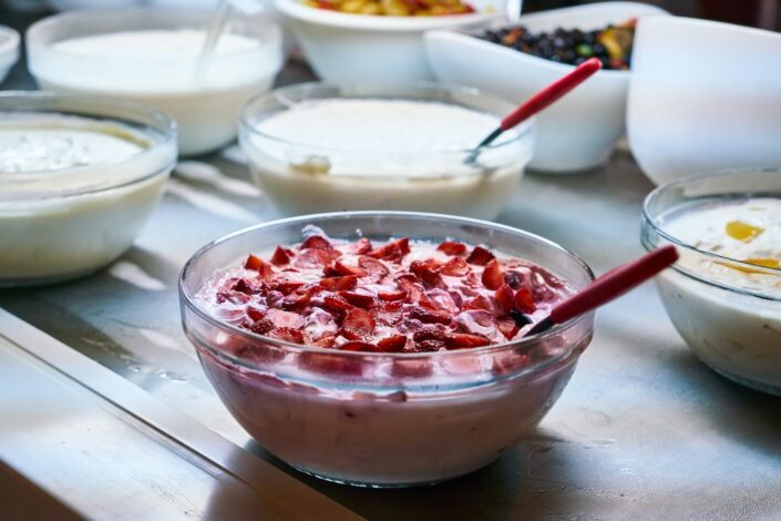 Delicioso tazón de fresas y otros platos en una mesa