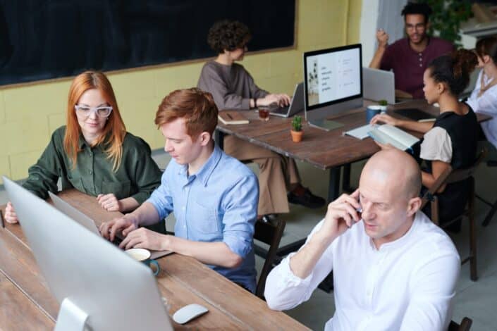 Grupos de personas que se concentran en su trabajo