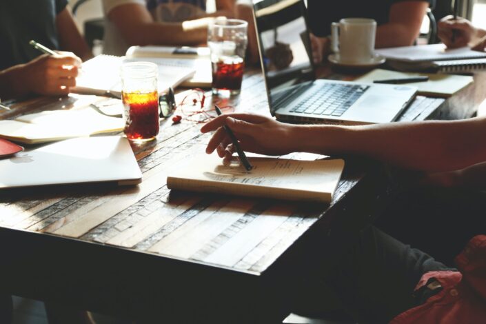 Grupo de personas trabajando y escribiendo