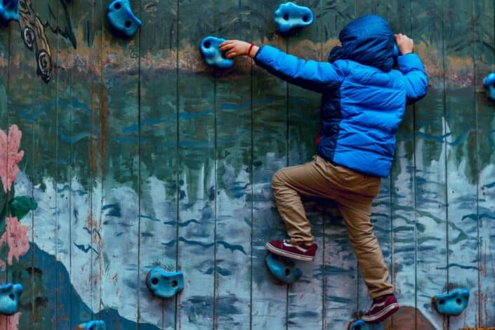 Niño escalada en la pared