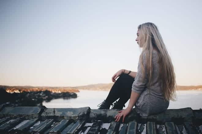 mujer sentada en el borde de la cubierta - deep questions to ask a girl