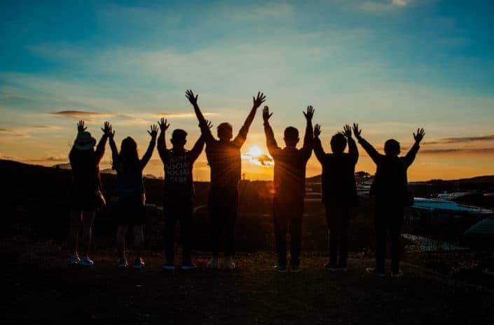  silueta de personas durante la puesta de sol