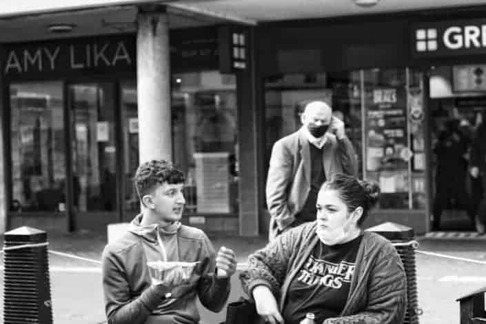 niño almorzando y una conversación con una dama.