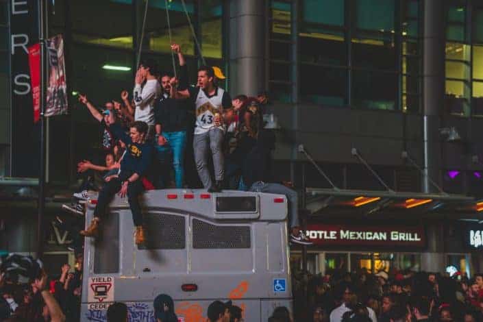  Fanáticos de los Toronto Raptors celebrando en la parte superior del autobús