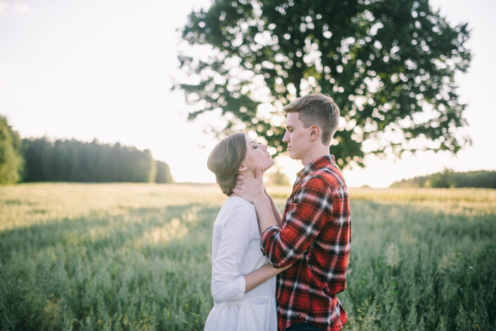 dulce pareja joven en medio de un campo
