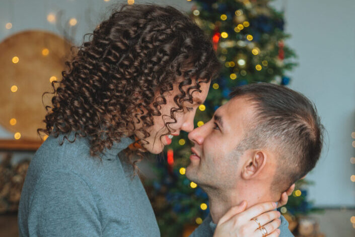 parejas mirándose íntimamente