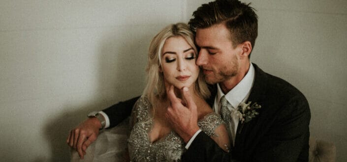 Pareja vestida formalmente íntima el uno al otro