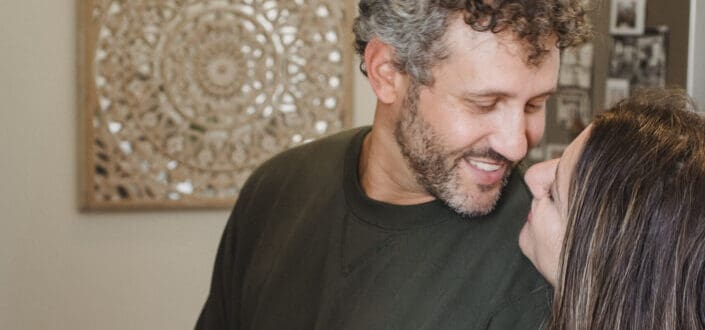 pareja adulta mirándose felizmente