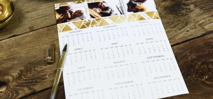  bolígrafo negro cerca del calendario