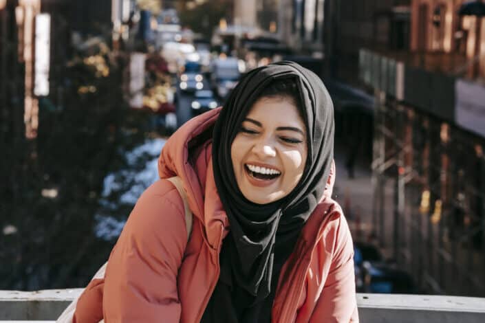  Alegre mujer étnica en hijab riendo