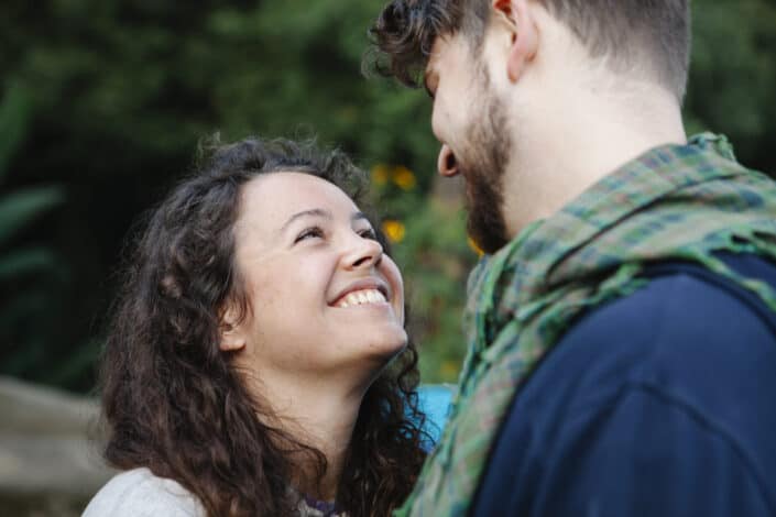  Feliz pareja sonriendo en la naturaleza verde
