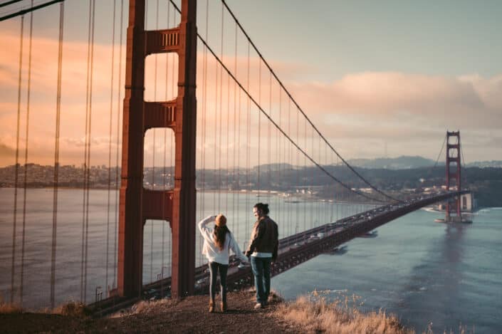  Hombre y mujer de pie cerca del puente Golden Gate