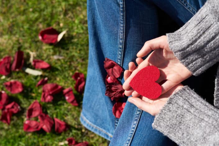 Persona sosteniendo un corte en forma de corazón