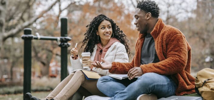 pareja en una discusión mientras está afuera en una temporada de otoño