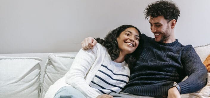 par tener conversaciones felices mientras se abrazan en un sofá