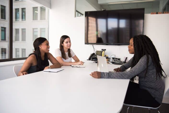 Trabajadoras de oficina en una reunión