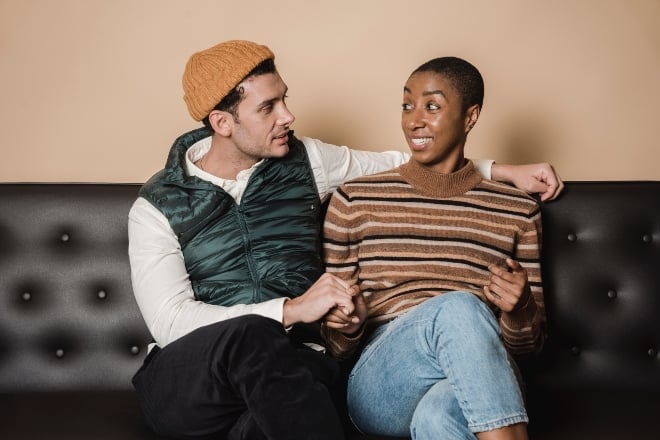 hombre y mujer sentados uno cerca del otro mientras conversan - temas de conversacion con mi novia