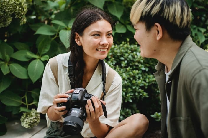 Pareja asiática sentada en el jardín