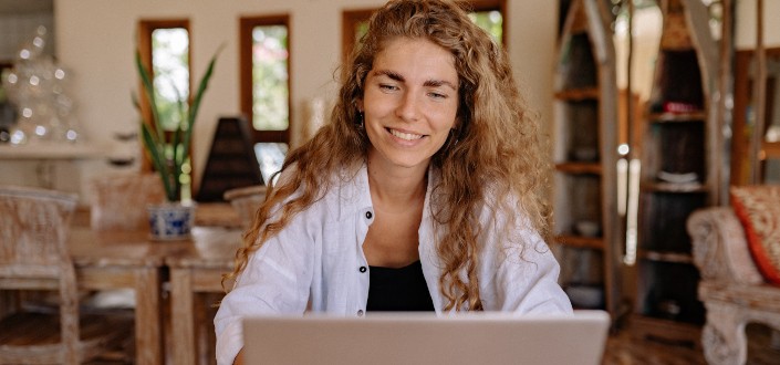 una mujer en una videollamada en su computadora portátil