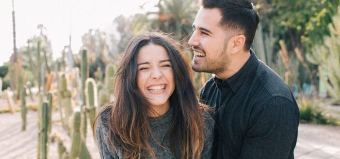 Pareja disfrutando de una risa Ãntima en un jardÃn de cactus