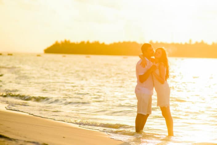 momentos románticos en pareja junto al lago bajo la luz dorada del sol