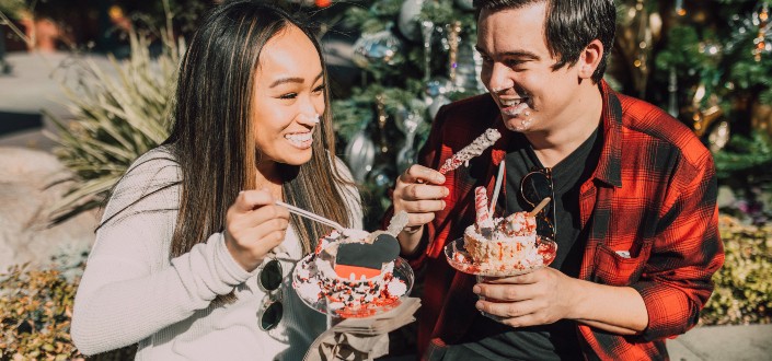 pareja disfrutando de dulces bajo el día soleado