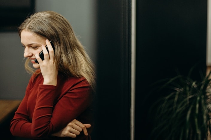 Mujer adulta hablando con alguien por teléfono