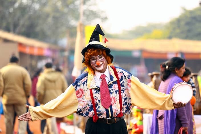 payaso sosteniendo una pandereta