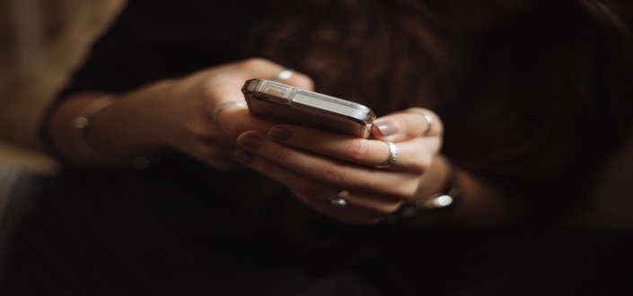 mujer elegante sosteniendo su teléfono