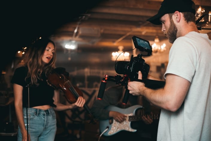 Mujer violinista posando para un video