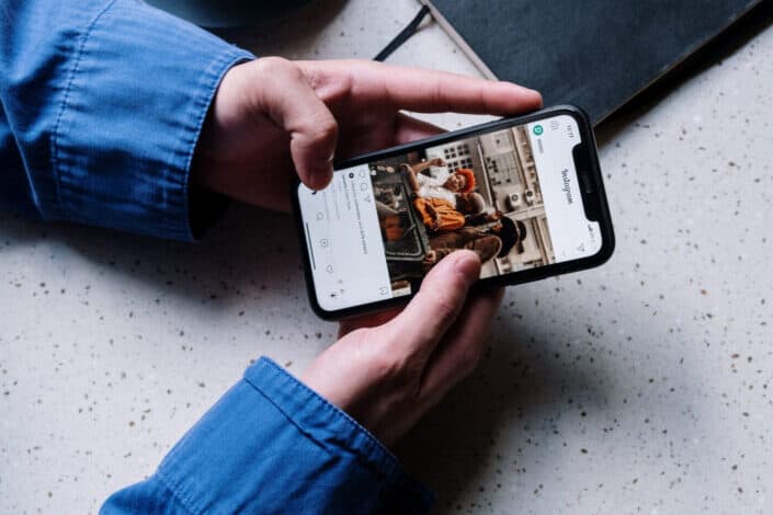  teléfono inteligente retenido mostrando instagram