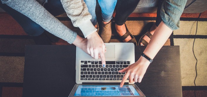 Compañeros ocupados con algo en una computadora