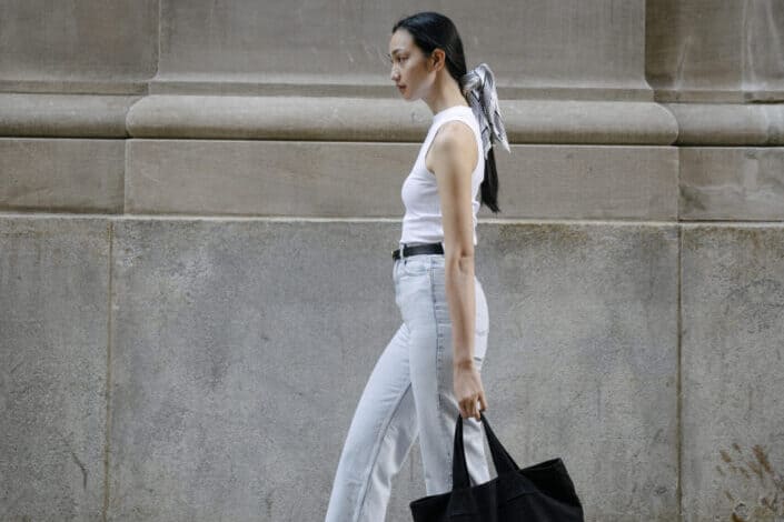 Una mujer menuda vestida con estilo caminando por la calle