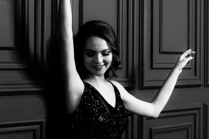 Una dama elegante posando para un baile
