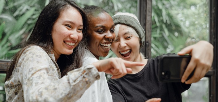 Tres mujeres sonriendo maravillosamente para un selfie