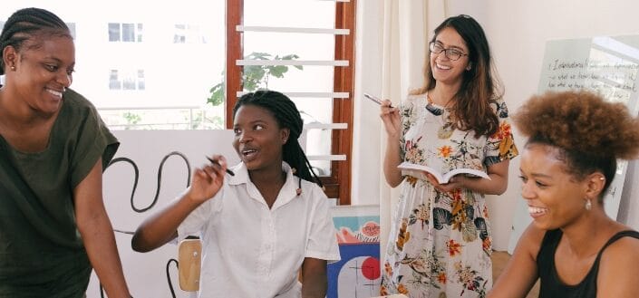 Mujer multicultural disfruta discutiendo algo